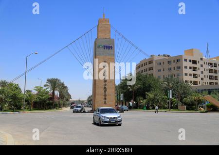 230821 -- LE CAIRE, 21 août 2023 -- cette photo prise le 19 juillet 2023 montre la porte de la zone de coopération économique et commerciale Chine-Égypte TEDA Suez dans la province de Suez, en Égypte. POUR ALLER AVEC Explainer : Comment une zone commune de coopération économique et commerciale relie les mers Bohai et Rouge EGYPTE-SUEZ-CHINE-EGYPTE TEDA SuixXiankai PUBLICATIONxNOTxINxCHN Banque D'Images