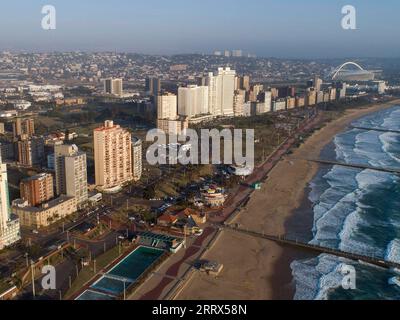 230818 -- DURBAN, le 18 août 2023 -- cette photo aérienne prise le 18 octobre 2019 montre une vue de Durban, en Afrique du Sud. L’Afrique du Sud, qui tiendra le 15e sommet des BRICS ce mois-ci, est le pays le plus méridional d’Afrique. C'est le seul pays au monde à avoir trois capitales, avec Pretoria comme capitale administrative, le Cap comme capitale législative et Bloemfontein comme capitale judiciaire. Les autres grandes villes sont Johannesburg et Durban. L'Afrique du Sud a un climat agréable et des destinations touristiques célèbres telles que le Cap de bonne espérance, le parc national Kruger et la montagne de la Table, attirant un lar Banque D'Images