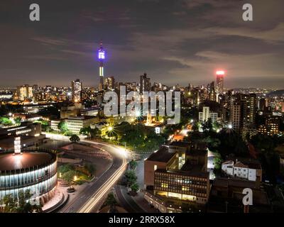 230818 -- JOHANNESBURG, 18 août 2023 -- cette photo prise le 31 janvier 2023 montre la vue nocturne de Johannesburg, en Afrique du Sud. L’Afrique du Sud, qui tiendra le 15e sommet des BRICS ce mois-ci, est le pays le plus méridional d’Afrique. C'est le seul pays au monde à avoir trois capitales, avec Pretoria comme capitale administrative, le Cap comme capitale législative et Bloemfontein comme capitale judiciaire. Les autres grandes villes sont Johannesburg et Durban. L'Afrique du Sud a un climat agréable et des destinations touristiques célèbres telles que le Cap de bonne espérance, le parc national Kruger et la montagne de la Table, attracti Banque D'Images