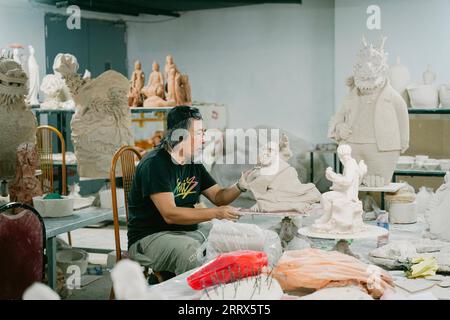 230822 -- HANOI, 22 août 2023 -- Un artiste en poterie fabrique un produit dans le village de poterie de Bat Trang, district de Gia Lam, Hanoi, Vietnam, le 19 août 2023. Bat Trang a une longue histoire de fabrication de porcelaine et de poterie. Les produits de céramique et de poterie du village sont bien connus pour leur haute qualité et leurs styles abondants. Photo de /Xinhua VIETNAM-HANOI-VILLAGE ARTISANAL PhamxDinhxDuc PUBLICATIONxNOTxINxCHN Banque D'Images