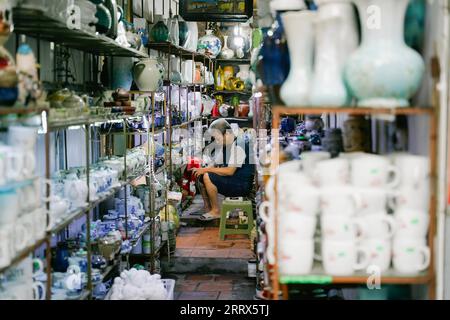 230822 -- HANOI, 22 août 2023 -- cette photo prise le 19 août 2023 montre un marché de céramique situé dans le village de poterie de Bat Trang, district de Gia Lam, Hanoi, Vietnam. Bat Trang a une longue histoire de fabrication de porcelaine et de poterie. Les produits de céramique et de poterie du village sont bien connus pour leur haute qualité et leurs styles abondants. Photo de /Xinhua VIETNAM-HANOI-VILLAGE ARTISANAL PhamxDinhxDuc PUBLICATIONxNOTxINxCHN Banque D'Images