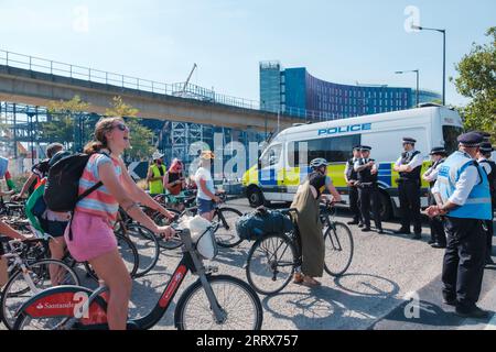 Londres, Royaume-Uni. 9 septembre 2023. Membre de XR Occupy et bloquer l'entrée est du centre Excel de Londres pour arrêter la foire aux armes DSEI ; malheureusement, faute de chiffres, ils n'ont pas eu autant de succès qu'ils le seraient normalement, Londres, Royaume-Uni, 09/09/2023 Ehimetalor Unuabona/Alamy Live News Banque D'Images