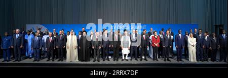 230824 -- JOHANNESBURG, le 24 août 2023 -- le président chinois Xi Jinping pose pour une photo de groupe avec d'autres dirigeants participant au BRICS-Africa Outreach et au dialogue BRICS plus à Johannesburg, Afrique du Sud, le 24 août 2023. L’événement a été accueilli par le président sud-africain Cyril Ramaphosa, et a également assisté au président brésilien Luiz Inacio Lula da Silva et au premier ministre indien Narendra Modi. Le président russe Vladimir Poutine a participé en ligne. Plus de 60 dirigeants et représentants de pays africains et d'autres marchés émergents et pays en développement, ainsi que le Secrétaire général de l'ONU Antonio Banque D'Images