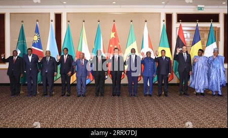 230824 -- JOHANNESBURG, le 24 août 2023 -- le président chinois Xi Jinping pose pour une photo de groupe avec les participants au dialogue des dirigeants sino-africains à Johannesburg, en Afrique du Sud, le 24 août 2023. Xi a co-présidé avec le président sud-africain Cyril Ramaphosa le dialogue des dirigeants sino-africains jeudi. AFRIQUE DU SUD-JOHANNESBURG-XI JINPING-CHINE-AFRIQUE DIALOGUE HUANGXJINGWEN PUBLICATIONXNOTXINXCHN Banque D'Images