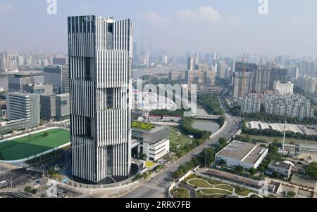 230825 -- JOHANNESBURG, 25 août 2023 -- cette photo aérienne prise le 28 septembre 2021 montre le bâtiment du siège de la New Development Bank NDB à Shanghai, dans l est de la Chine. Xinhua Headlines : avec une adhésion élargie, BRICS défend la coopération inclusive, plus dire pour Global South FangxZhe PUBLICATIONxNOTxINxCHN Banque D'Images