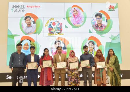 230825 -- DHAKA, 25 août 2023 -- les gagnants du concours Seeds for the future 2023 organisé par Huawei posent pour une photo de groupe lors d'un gala à Dhaka, Bangladesh, le 24 août 2023. Le géant chinois des télécommunications Huawei a annoncé jeudi les six gagnants de Seeds for the future 2023, qui auront l'occasion de se rendre en Chine pour une exploration et une formation supplémentaires. Axé sur le développement d’un solide écosystème de TIC dans le domaine des technologies de l’information et de la communication au Bangladesh, Huawei a organisé des semences pour l’avenir dans ce pays d’Asie du Sud pour la 10e fois cette année. Cette année, plus de 600 applic Banque D'Images