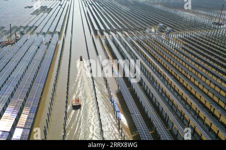 230829 -- HANGZHOU, 29 août 2023 -- cette photo aérienne prise le 17 août 2023 montre le site de construction d'un projet photovoltaïque dans la ville de Taizhou, dans la province du Zhejiang de l'est de la Chine. À la fin de juillet, la capacité installée d'énergie propre dans le Zhejiang a atteint 57,51 millions de kilowatts, dépassant pour la première fois celle des centrales au charbon, selon les dernières données de State Grid Zhejiang Electric Power Co., Ltd Photo de /Xinhua CHINA-ZHEJIANG-CLEAN ENERGY CN DuanxJunli PUBLICATIONxNOTxINxCHN Banque D'Images