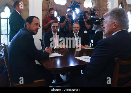 230828 -- NICOSIE, 28 août 2023 -- le sous-secrétaire général des Nations Unies pour l'Europe, l'Asie centrale et les Amériques, Miroslav Jenca R, rencontre le président chypriote Nikos Christodoulides L, Front à Nicosie, Chypre, le 28 août 2023. Le haut fonctionnaire de l’ONU a rencontré séparément lundi le président chypriote Nikos Christodoulides et le dirigeant chypriote turc Ersin Tatar dans le but de relancer les négociations de paix à Chypre, qui sont au point mort. /Document via Xinhua CYPRUS-NICOSIA-un OFFICIAL-VISIT PIO PUBLICATIONxNOTxINxCHN Banque D'Images