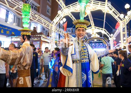 230829 -- URUMQI, 29 août 2023 -- des acteurs jouent au Grand Bazar international du Xinjiang à Urumqi, dans la région autonome ouïgoure du Xinjiang, au nord-ouest de la Chine, le 28 août 2023. Le Grand Bazar international du Xinjiang, inauguré en 2003, est aujourd'hui une destination touristique et commerciale clé, vendant principalement des spécialités locales telles que des fruits secs, des herbes médicinales, des tapis, des jades, des costumes ethniques et des instruments de musique. En 2018, un projet d’agrandissement et de rénovation l’a transformé en une destination touristique populaire. Actuellement, le Grand Bazar reçoit plus de 100 000 personnes par jour. CHINE-XINJIANG-URU Banque D'Images