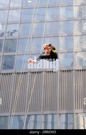 Ville de Londres, Londres, Royaume-Uni. 9 septembre 2023. Le London Landmarks Skyscraper Challenge, avec des gens qui courent jusqu'au 42e étage du Cheesegrater, puis descendent en rappel le Cheesegrater ou font du Zipwire jusqu'au Gherkin. Crédit : Matthew Chattle/Alamy Live News Banque D'Images