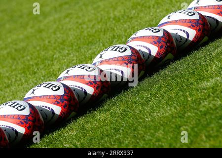 Leicester, Royaume-Uni. 9 septembre 2023 ; Mattioli Woods Welford Road Stadium, Leicester, Leicestershire, Angleterre ; English Premiership Rugby Cup, Leicester Tigers versus Caldy ; les ballons de rugby officiels de Premiership, Gilbert Innovo, sont partis pour l'échauffement d'avant-match Banque D'Images