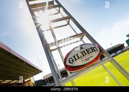 Leicester, Royaume-Uni. 9 septembre 2023 ; Mattioli Woods Welford Road Stadium, Leicester, Leicestershire, Angleterre ; English Premiership Rugby Cup, Leicester Tigers versus Caldy ; un ballon de rugby officiel Premiership Gilbert Innovo sur une échelle d'entraînement pour l'échauffement d'avant-match Banque D'Images