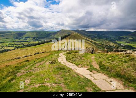 De Lose Hill en regardant le long de la Great Ridge vers Back Tor et MAM Tor, l'une des promenades les plus appréciées dans les Derbyshire Dales Banque D'Images