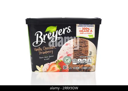 IRVINE, CALIFORNIE - 7 SEPTEMBRE 2023 : un carton de chocolat à la vanille Breyers et de crème glacée à la fraise. Banque D'Images