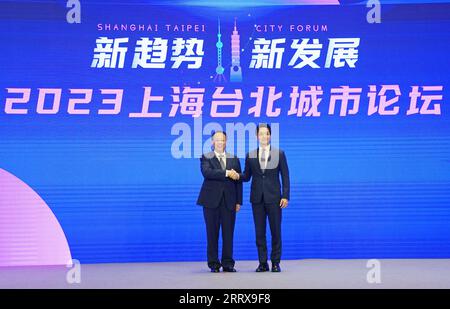 230830 -- SHANGHAI, 30 août 2023 -- le maire de Shanghai, Gong Zheng L, serre la main du maire de Taipei, Chiang WAN-an, lors de la cérémonie d'ouverture du Forum de la ville de Shanghai-Taipei 2023 à Shanghai, dans l'est de la Chine, le 30 août 2023. POUR ALLER AVEC LE Forum annuel de la ville de Shanghai-Taipei s'ouvre à Shanghai CHINA-SHANGHAI-TAIPEI-FORUM CN LiuxYing PUBLICATIONxNOTxINxCHN Banque D'Images