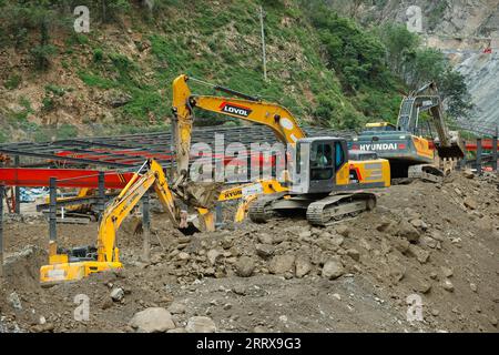 230830 -- JINYANG, 30 août 2023 -- cette photo a été prise le 30 août 2023 montre des sauveteurs travaillant dans les maisons de travail des ouvriers sur le site de transformation des barres d'acier du groupe Shudao qui entreprenait le projet de construction d'autoroute dans les cours inférieurs de la rivière Lugaolin dans le comté de Jinyang de la préfecture autonome de Liangshan Yi, dans le sud-ouest de la Chine, province du Sichuan. Quatre personnes ont été confirmées mortes et 48 autres portées disparues, après que des pluies torrentielles ont frappé le comté de Jinyang dans la préfecture autonome de Liangshan Yi, dans la province du Sichuan, au sud-ouest de la Chine, le 21 août, ont déclaré mercredi les autorités locales. CHINE-SICHU Banque D'Images