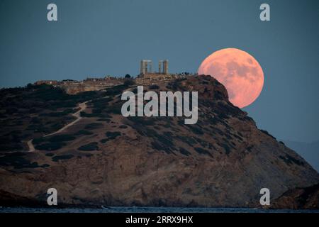 230830 -- CAP SOUNION GRÈCE, 30 août 2023 -- Une pleine lune se lève au-dessus du Temple de Poséidon au Cap Sounion, près d'Athènes, Grèce, le 30 août 2023. GRÈCE-CAP SOUNION-PLEINE LUNE MariosxLolos PUBLICATIONxNOTxINxCHN Banque D'Images