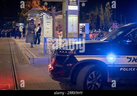 230830 -- JÉRUSALEM, 30 août 2023 -- une photo prise le 30 août 2023 montre le site d'une attaque au couteau à un arrêt de tramway près de Jérusalem-est. Un palestinien déguisé en juif ultra-orthodoxe a poignardé un israélien mercredi à Jérusalem avant d’être abattu par la police israélienne. MIDEAST-JERUSALEM-KNIFE ATTAQUE ChenxJunqing PUBLICATIONxNOTxINxCHN Banque D'Images