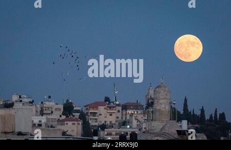 230830 -- JÉRUSALEM, le 30 août 2023 -- Une pleine lune est vue au-dessus de Jérusalem, le 30 août 2023. MIDEAST-JÉRUSALEM-PLEINE LUNE ChenxJunqing PUBLICATIONxNOTxINxCHN Banque D'Images