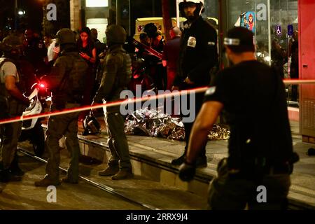 230830 -- JÉRUSALEM, 30 août 2023 -- les forces de sécurité israéliennes travaillent sur le site d'une attaque au couteau à un arrêt de tramway près de Jérusalem-est, le 30 août 2023. Un palestinien déguisé en juif ultra-orthodoxe a poignardé un israélien mercredi à Jérusalem avant d’être abattu par la police israélienne. Photo de /Xinhua MIDEAST-JERUSALEM-KNIFE ATTACK MuammarxAwad PUBLICATIONxNOTxINxCHN Banque D'Images