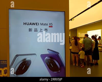 SUQIAN, CHINE - 9 SEPTEMBRE 2023 - les clients découvrent le nouveau téléphone mobile Huawei Mate série 60 dans un magasin Huawei à Suqian, Jiangsu Pr Banque D'Images