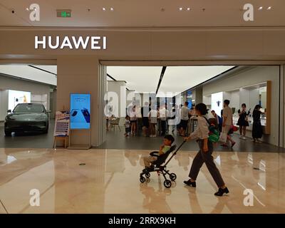 SUQIAN, CHINE - 9 SEPTEMBRE 2023 - les clients découvrent le nouveau téléphone mobile Huawei Mate série 60 dans un magasin Huawei à Suqian, Jiangsu Pr Banque D'Images