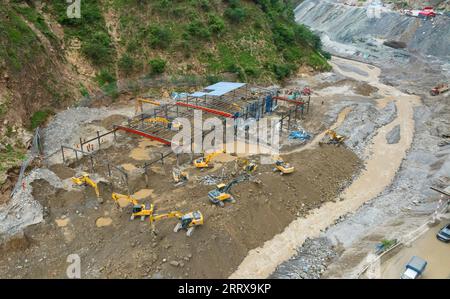 230830 -- JINYANG, 30 août 2023 -- cette photo aérienne a été prise le 30 août 2023 montre des sauveteurs travaillant dans les maisons de travail des ouvriers sur le site de transformation des barres d'acier du groupe Shudao qui entreprenait le projet de construction d'autoroute dans les cours inférieurs de la rivière Lugaolin dans le comté de Jinyang de la préfecture autonome de Liangshan Yi, dans le sud-ouest de la Chine, province du Sichuan. Quatre personnes ont été confirmées mortes et 48 autres portées disparues, après que des pluies torrentielles ont frappé le comté de Jinyang dans la préfecture autonome de Liangshan Yi, dans la province du Sichuan, au sud-ouest de la Chine, le 21 août, ont déclaré mercredi les autorités locales. MENTON Banque D'Images