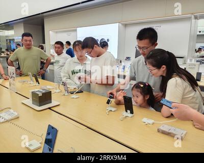 SUQIAN, CHINE - 9 SEPTEMBRE 2023 - les clients découvrent le nouveau téléphone mobile Huawei Mate série 60 dans un magasin Huawei à Suqian, Jiangsu Pr Banque D'Images