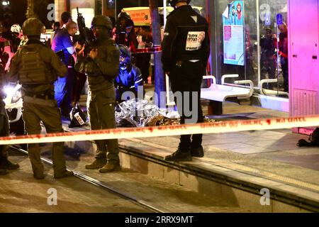 230830 -- JÉRUSALEM, 30 août 2023 -- les forces de sécurité israéliennes travaillent sur le site d'une attaque au couteau à un arrêt de tramway près de Jérusalem-est, le 30 août 2023. Un palestinien déguisé en juif ultra-orthodoxe a poignardé un israélien mercredi à Jérusalem avant d’être abattu par la police israélienne. Photo de /Xinhua MIDEAST-JERUSALEM-KNIFE ATTACK MuammarxAwad PUBLICATIONxNOTxINxCHN Banque D'Images