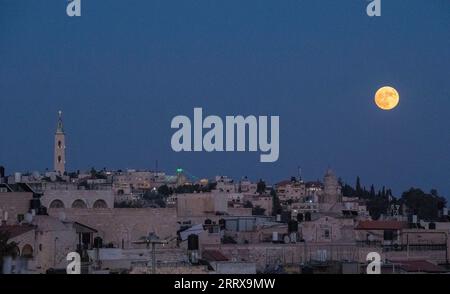 230830 -- JÉRUSALEM, le 30 août 2023 -- Une pleine lune est vue au-dessus de Jérusalem, le 30 août 2023. MIDEAST-JÉRUSALEM-PLEINE LUNE ChenxJunqing PUBLICATIONxNOTxINxCHN Banque D'Images