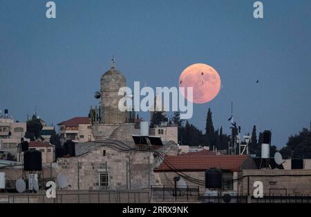 230830 -- JÉRUSALEM, le 30 août 2023 -- Une pleine lune est vue au-dessus de Jérusalem, le 30 août 2023. MIDEAST-JÉRUSALEM-PLEINE LUNE ChenxJunqing PUBLICATIONxNOTxINxCHN Banque D'Images