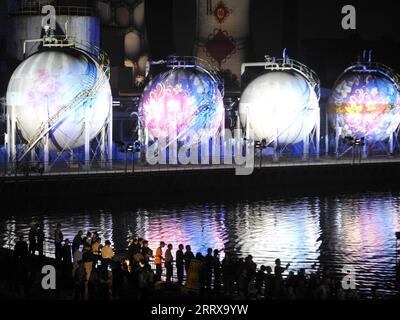 230830 -- BEIJING, 30 août 2023 -- cette photo de fichier prise le 17 septembre 2012 montre des gens qui regardent la vue de nuit pendant un festival de lumière au parc Shougang dans le district de Shijingshan à Beijing, capitale de la Chine. De la région de la Ruhr en Allemagne au parc industriel Shougang à Pékin, les géants de l’acier se succèdent comme témoins du processus de développement de la civilisation humaine. La région de la Ruhr en Allemagne est une zone industrielle importante en Europe, autrefois un centre de production de charbon et d'acier pour l'Allemagne. Le complexe industriel de la mine de charbon de Zollverein à Essen était l une des plus grandes mines de charbon du monde Banque D'Images