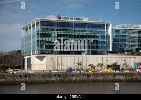 230831 -- BUENOS AIRES, le 31 août 2023 -- cette photo prise le 25 août 2023 montre l'immeuble de bureaux de la succursale de Buenos Aires de la Banque de Chine à Buenos Aires, en Argentine. La succursale de Buenos Aires de la Banque de Chine a procédé mercredi au premier investissement direct en yuan en Argentine, marquant une nouvelle étape dans l incorporation de la monnaie chinoise comme actif dans le pays d Amérique du Sud. La société énergétique chinoise Brunp Recycling devient un investisseur pionnier qui est la première entreprise à injecter 428 736 yuans environ 58 892 dollars américains dans l'économie locale. La société attribuera le Banque D'Images