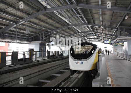 230831 -- BANGKOK, 31 août 2023 -- cette photo prise le 19 juin 2023 montre le monorail Yellow Line à Bangkok, en Thaïlande. Fabriqué par la société chinoise CRRC Puzhen Alstom Transportation Systems et exploité par des agences thaïlandaises, le monorail inaugural Yellow Line a commencé ses opérations commerciales en juillet, s'étendant sur 30,4 kilomètres pour relier les parties nord et sud de l'est de Bangkok tout en croisant plusieurs lignes ferroviaires intra-urbaines. Photo de /Xinhua THAILAND-BANGKOK-CHINA-MONORAIL TimxSantasombat PUBLICATIONxNOTxINxCHN Banque D'Images