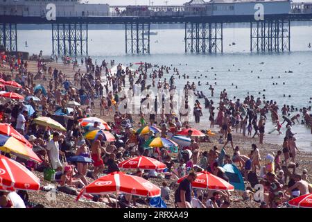 Londres, Angleterre, Royaume-Uni. 9 septembre 2023. Les foules envahissent la plage de Brighton alors que le Royaume-Uni connaît la plus longue canicule de septembre. (Image de crédit : © Vuk Valcic/ZUMA Press Wire) USAGE ÉDITORIAL SEULEMENT! Non destiné à UN USAGE commercial ! Crédit : ZUMA Press, Inc./Alamy Live News Banque D'Images