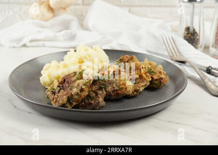 Foie de bœuf frit avec purée de pommes de terre et oignons frits Banque D'Images