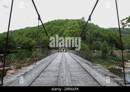 230901 -- KUNMING, le 1 septembre 2023 -- cette photo prise le 11 août 2023 montre un pont traversant la rivière Binlang dans la section nord de la route Stilwell dans le canton Houqiao de Tengchong, dans le sud-ouest de la Chine, province du Yunnan. Reliant la ville indienne de Ledo, au nord-est du pays, et Kunming, la capitale provinciale du Yunnan, via Tengchong, la route de Stilwell, longue de 1 726 km, a été nommée d'après le général Joseph Stilwell, général américain de la Seconde Guerre mondiale. Surnommée une bouée de sauvetage pour la guerre de résistance contre l'agression japonaise, plus de 50 000 tonnes de fournitures ont été transportées vers les champs de bataille en Chine pendant la guerre par la route Stilwell. S Banque D'Images