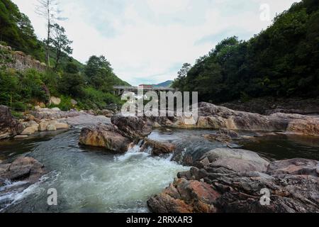 230901 -- KUNMING, le 1 septembre 2023 -- cette photo prise le 11 août 2023 montre un pont traversant la rivière Binlang dans la section nord de la route Stilwell dans le canton Houqiao de Tengchong, dans le sud-ouest de la Chine, province du Yunnan. Reliant la ville indienne de Ledo, au nord-est du pays, et Kunming, la capitale provinciale du Yunnan, via Tengchong, la route de Stilwell, longue de 1 726 km, a été nommée d'après le général Joseph Stilwell, général américain de la Seconde Guerre mondiale. Surnommée une bouée de sauvetage pour la guerre de résistance contre l'agression japonaise, plus de 50 000 tonnes de fournitures ont été transportées vers les champs de bataille en Chine pendant la guerre par la route Stilwell. S Banque D'Images