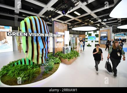 230901 -- BERLIN, le 1 septembre 2023 -- les gens visitent le stand du groupe chinois Midea lors de l'IFA 2023 à Berlin, capitale de l'Allemagne, le 1 septembre 2023. En tant que l'un des plus grands salons mondiaux de l'électronique grand public, l'IFA 2023 de cinq jours a ouvert ses portes vendredi avec plus de 2 000 exposants de 48 pays et régions, une échelle bien plus importante que l'année dernière. Selon le site officiel de l IFA, près de 1 300 exposants chinois se sont inscrits à l événement de cette année. Des entreprises chinoises telles que Hisense, TCL et Haier ont occupé certaines des plus grandes surfaces d'exposition avec divers produits. ALLEMAGNE-BERLIN-IF Banque D'Images
