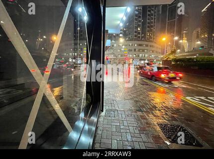 230902 -- HONG KONG, 2 septembre 2023 -- le verre de fenêtre est fortifié avec des rubans adhésifs comme précaution contre le vent violent à Hong Kong, dans le sud de la Chine, le 1 septembre 2023. L'Observatoire de Hong Kong a émis le signal d'ouragan n ° 10, l'avertissement de niveau supérieur, sous l'effet du super typhon Saola à 8:15 heures 1215 GMT vendredi. Cela signifie que le vent avec la vitesse la plus élevée de 118 kilomètres par heure ou plus est attendu. CHINE-HONG KONG-TYPHON SAOLA-AVERTISSEMENT CN LIXGANG PUBLICATIONXNOTXINXCHN Banque D'Images