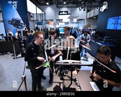 230901 -- BERLIN, le 1 septembre 2023 -- les gens visitent le stand de la société chinoise DJI lors de l'IFA 2023 à Berlin, capitale de l'Allemagne, le 1 septembre 2023. En tant que l'un des plus grands salons mondiaux de l'électronique grand public, l'IFA 2023 de cinq jours a ouvert ses portes vendredi avec plus de 2 000 exposants de 48 pays et régions, une échelle bien plus importante que l'année dernière. Selon le site officiel de l IFA, près de 1 300 exposants chinois se sont inscrits à l événement de cette année. Des entreprises chinoises telles que Hisense, TCL et Haier ont occupé certaines des plus grandes surfaces d'exposition avec divers produits. ALLEMAGNE-BERLIN-IF Banque D'Images