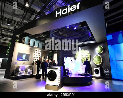 230901 -- BERLIN, le 1 septembre 2023 -- les gens visitent le stand de la société chinoise Haier lors de l'IFA 2023 à Berlin, capitale de l'Allemagne, le 1 septembre 2023. En tant que l'un des plus grands salons mondiaux de l'électronique grand public, l'IFA 2023 de cinq jours a ouvert ses portes vendredi avec plus de 2 000 exposants de 48 pays et régions, une échelle bien plus importante que l'année dernière. Selon le site officiel de l IFA, près de 1 300 exposants chinois se sont inscrits à l événement de cette année. Des entreprises chinoises telles que Hisense, TCL et Haier ont occupé certaines des plus grandes surfaces d'exposition avec divers produits. ALLEMAGNE-BERLIN- Banque D'Images