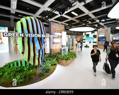 230901 -- BERLIN, le 1 septembre 2023 -- les gens visitent le stand du groupe chinois Midea lors de l'IFA 2023 à Berlin, capitale de l'Allemagne, le 1 septembre 2023. En tant que l'un des plus grands salons mondiaux de l'électronique grand public, l'IFA 2023 de cinq jours a ouvert ses portes vendredi avec plus de 2 000 exposants de 48 pays et régions, une échelle bien plus importante que l'année dernière. Selon le site officiel de l IFA, près de 1 300 exposants chinois se sont inscrits à l événement de cette année. Des entreprises chinoises telles que Hisense, TCL et Haier ont occupé certaines des plus grandes surfaces d'exposition avec divers produits. ALLEMAGNE-BERLIN-IF Banque D'Images