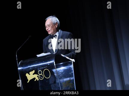 230902 -- VENISE, 2 septembre 2023 -- la réalisatrice Ang Lee prononce un discours lors d'une cérémonie de remise des prix lors du 80e Festival international du film de Venise à Venise, Italie, le 2 septembre 2023. L'acteur Tony Leung Chiu-Wai de Hong Kong, en Chine, a reçu le Lion d'or pour Lifetime Achievement lors de l'événement de samedi. ITALIE-VENISE-FESTIVAL DU FILM-TONY LEUNG CHIU-WAI-LION D'OR-LIFETIME ACHIEVEMENT JINXMAMENGNI PUBLICATIONXNOTXINXCHN Banque D'Images