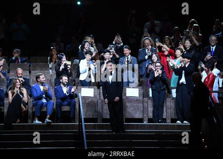230902 -- VENISE, 2 septembre 2023 -- l'acteur Tony Leung Chiu-Wai accueille le public lors d'une cérémonie de remise des prix lors du 80e Festival international du film de Venise à Venise, Italie, le 2 septembre 2023. Tony Leung Chiu-Wai, de Hong Kong, en Chine, a reçu le Lion d'or pour Lifetime Achievement lors de l'événement samedi. ITALIE-VENISE-FESTIVAL DU FILM-TONY LEUNG CHIU-WAI-LION D'OR-LIFETIME ACHIEVEMENT JINXMAMENGNI PUBLICATIONXNOTXINXCHN Banque D'Images