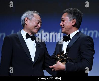 230902 -- VENISE, 2 septembre 2023 -- le réalisateur Ang Lee L et l'acteur Tony Leung Chiu-Wai assistent à une cérémonie de remise des prix lors du 80e Festival international du film de Venise à Venise, Italie, le 2 septembre 2023. Tony Leung Chiu-Wai, de Hong Kong, en Chine, a reçu le Lion d'or pour Lifetime Achievement lors de l'événement samedi. ITALIE-VENISE-FESTIVAL DU FILM-TONY LEUNG CHIU-WAI-LION D'OR-LIFETIME ACHIEVEMENT JINXMAMENGNI PUBLICATIONXNOTXINXCHN Banque D'Images