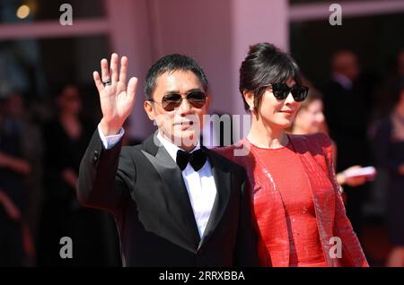 230902 -- VENISE, 2 septembre 2023 -- l'acteur Tony Leung Chiu-Wai L et l'actrice Carina Lau posent lors du 80e Festival international du film de Venise à Venise, Italie, le 2 septembre 2023. Tony Leung Chiu-Wai, de Hong Kong, en Chine, a reçu le Lion d'or pour Lifetime Achievement lors de l'événement samedi. ITALIE-VENISE-FESTIVAL DU FILM-TONY LEUNG CHIU-WAI-LION D'OR-LIFETIME ACHIEVEMENT JINXMAMENGNI PUBLICATIONXNOTXINXCHN Banque D'Images
