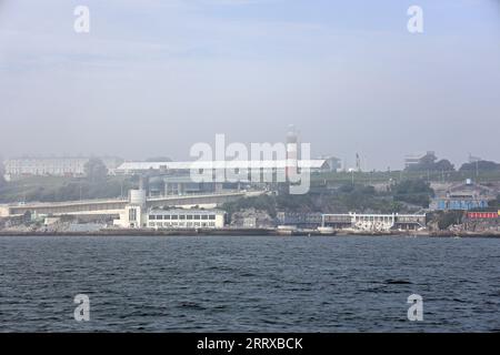 Espace d'en-tête ; espace de copie ; brume de chaleur sur Plymouth Hoe à la fin de l'été début septembre. Plymouth Hoe de Plymouth Sound, Tinside Lido et SWI Banque D'Images