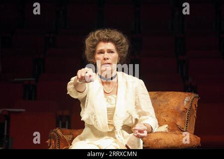 Clare Holman (Alix Romanov) dans LA MAISON D'USAGE SPÉCIAL de Heidi Thomas au Minerva Theatre, Chichester Festival Theatre, West Sussex, Angleterre 30/06/2009 décor : William Dudley costumes : Jenny Beavan éclairage : Howard Harrison réalisateur : Howard Davies Banque D'Images