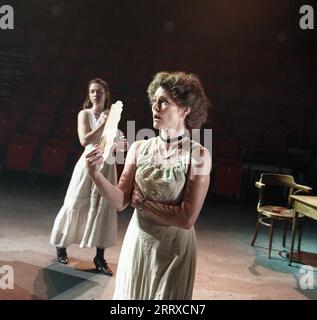 de gauche à droite : Caroline Martin (Tatiana Romanov), Clare Holman (Alix Romanov) dans LA MAISON D'USAGE SPÉCIAL de Heidi Thomas au Minerva Theatre, Chichester Festival Theatre, West Sussex, Angleterre 30/06/2009 décor : William Dudley costumes : Jenny Beavan éclairage : Howard Harrison réalisateur : Howard Davies Banque D'Images